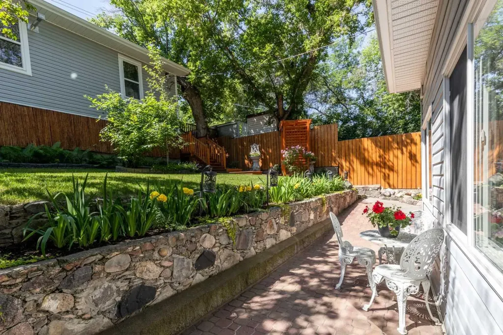 127 1 Street SW Medicine Hat AB T1A3Z1
