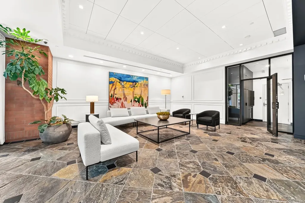 1100 8 Avenue SW Calgary AB T2P 3T8