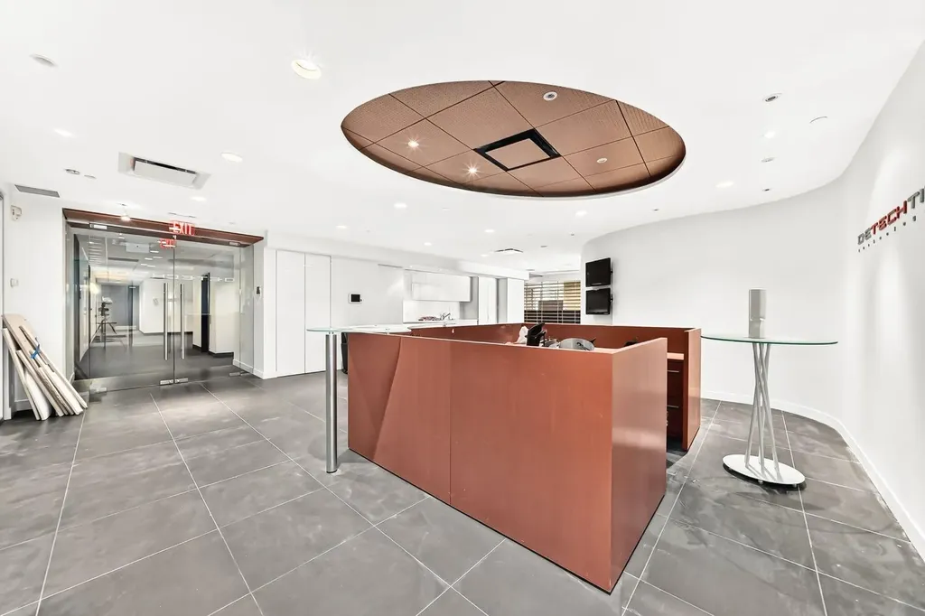 1100 8 Avenue SW Calgary AB T2P 3T8