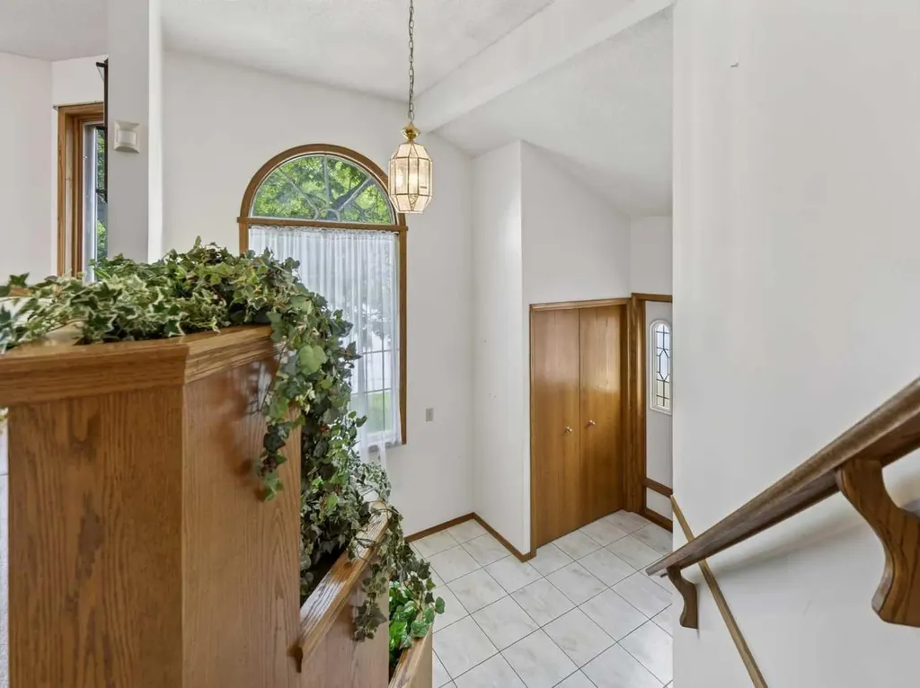 92 Scandia Hill NW Calgary AB T3L 1T9