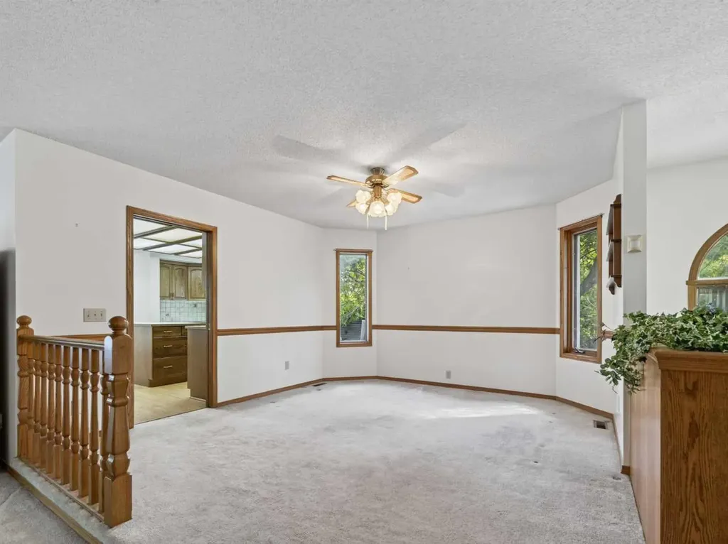 92 Scandia Hill NW Calgary AB T3L 1T9