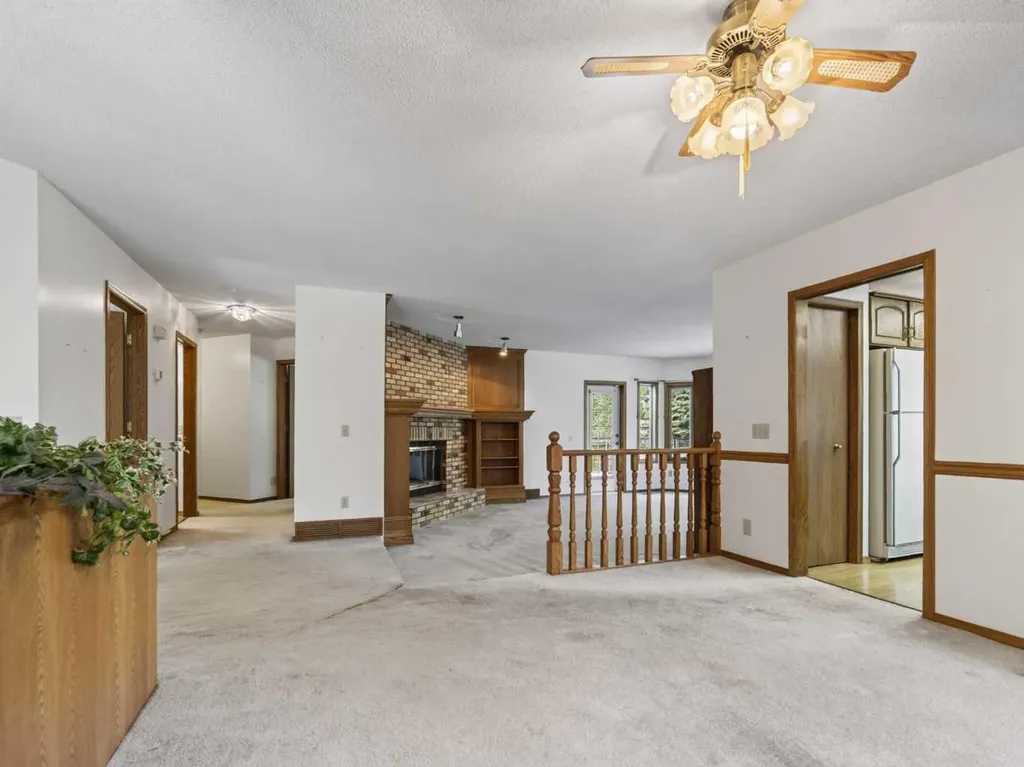 92 Scandia Hill NW Calgary AB T3L 1T9