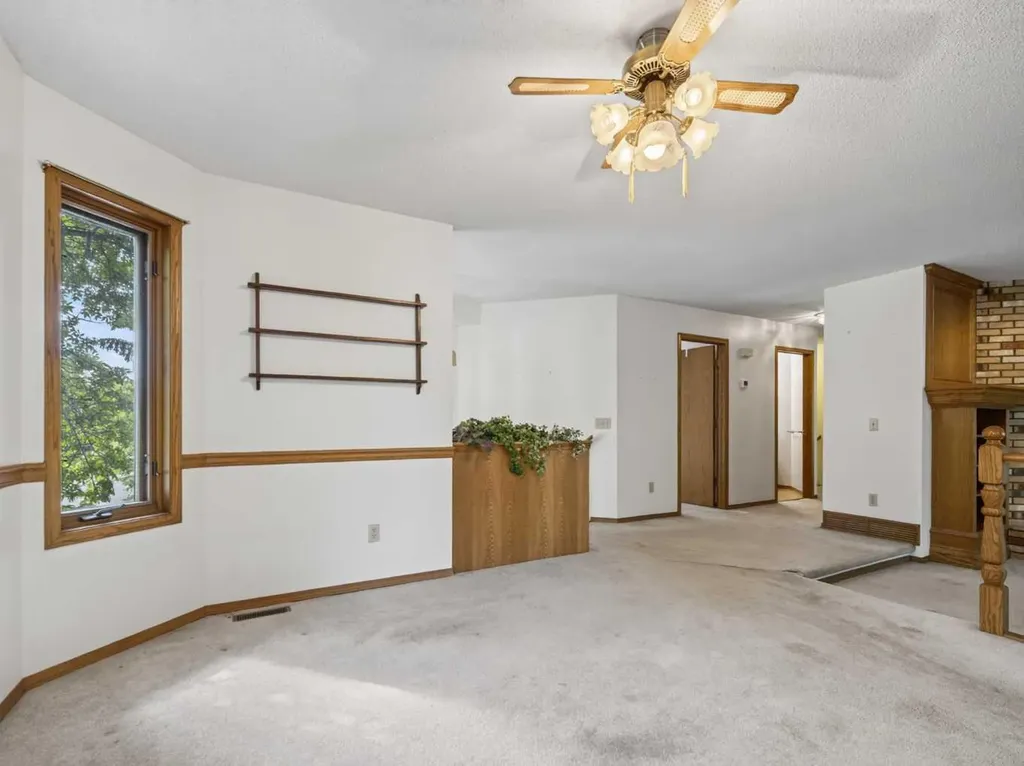 92 Scandia Hill NW Calgary AB T3L 1T9