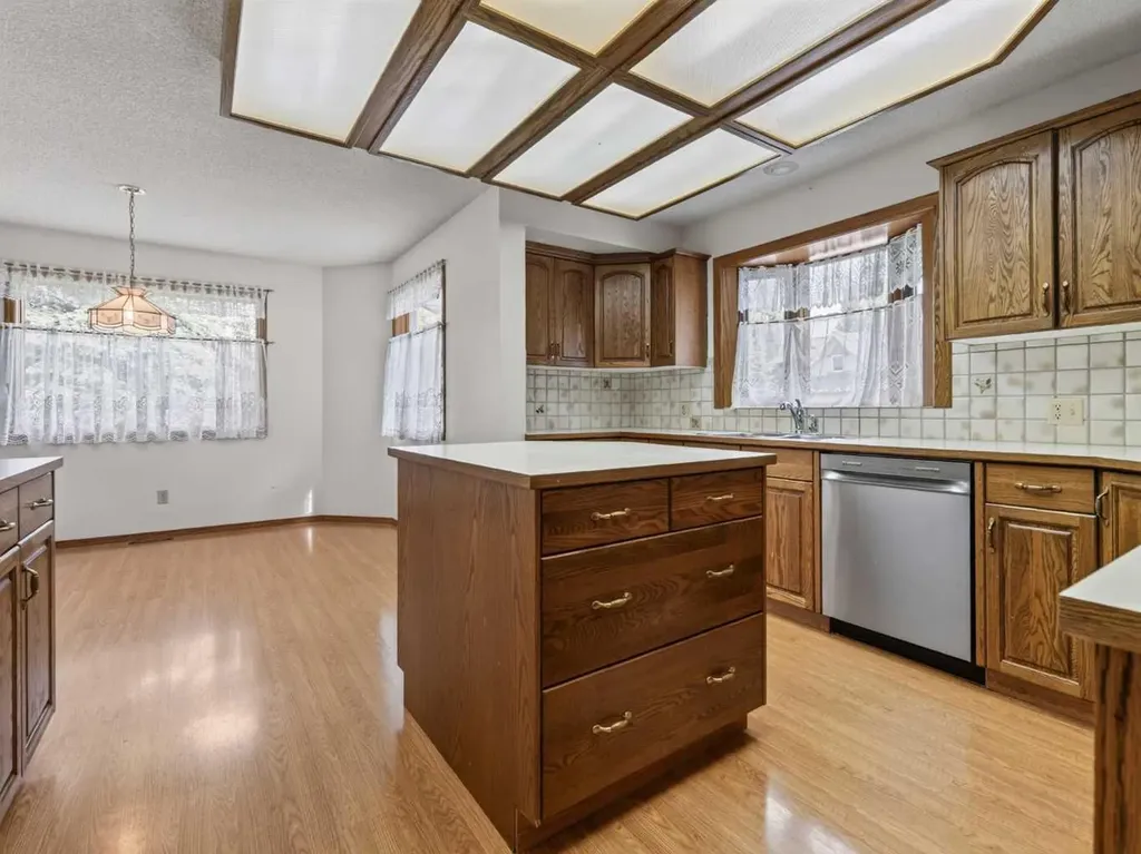 92 Scandia Hill NW Calgary AB T3L 1T9