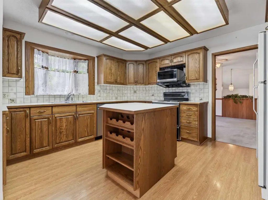 92 Scandia Hill NW Calgary AB T3L 1T9