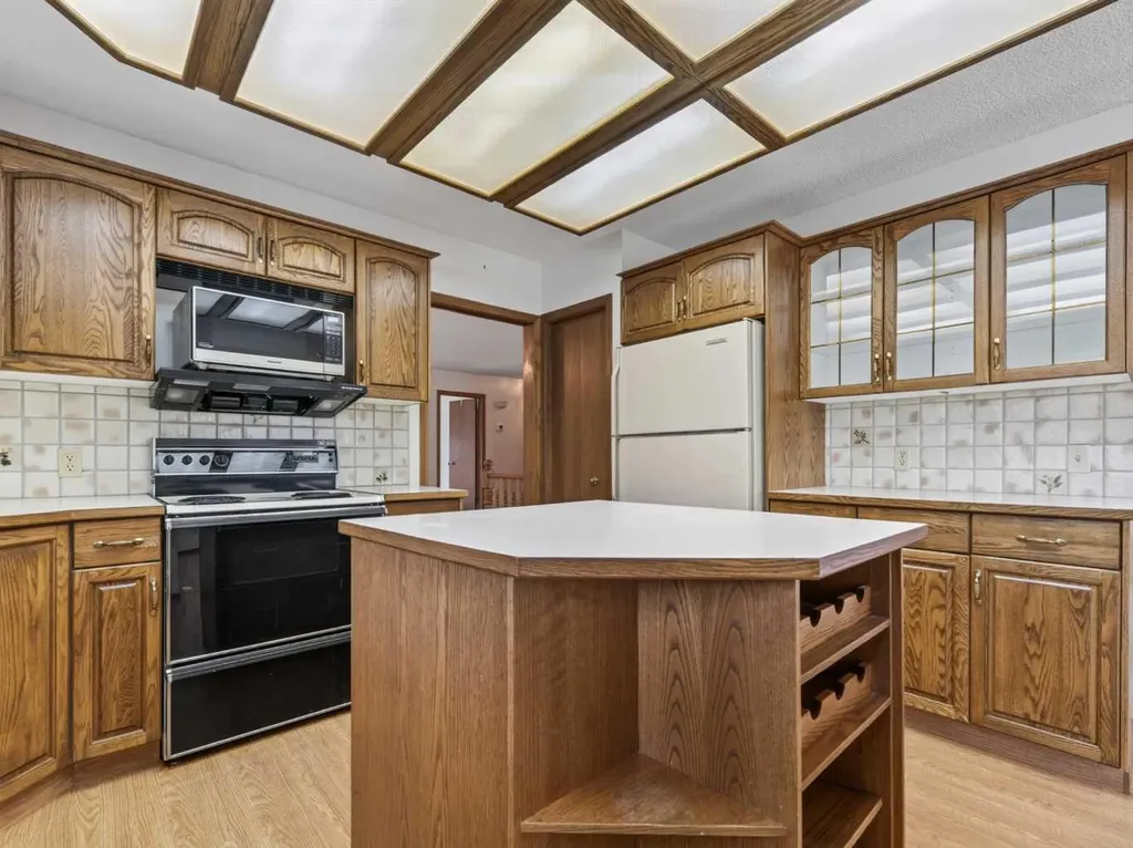 92 Scandia Hill NW Calgary AB T3L 1T9