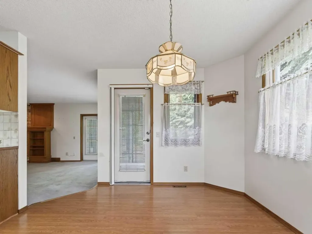 92 Scandia Hill NW Calgary AB T3L 1T9