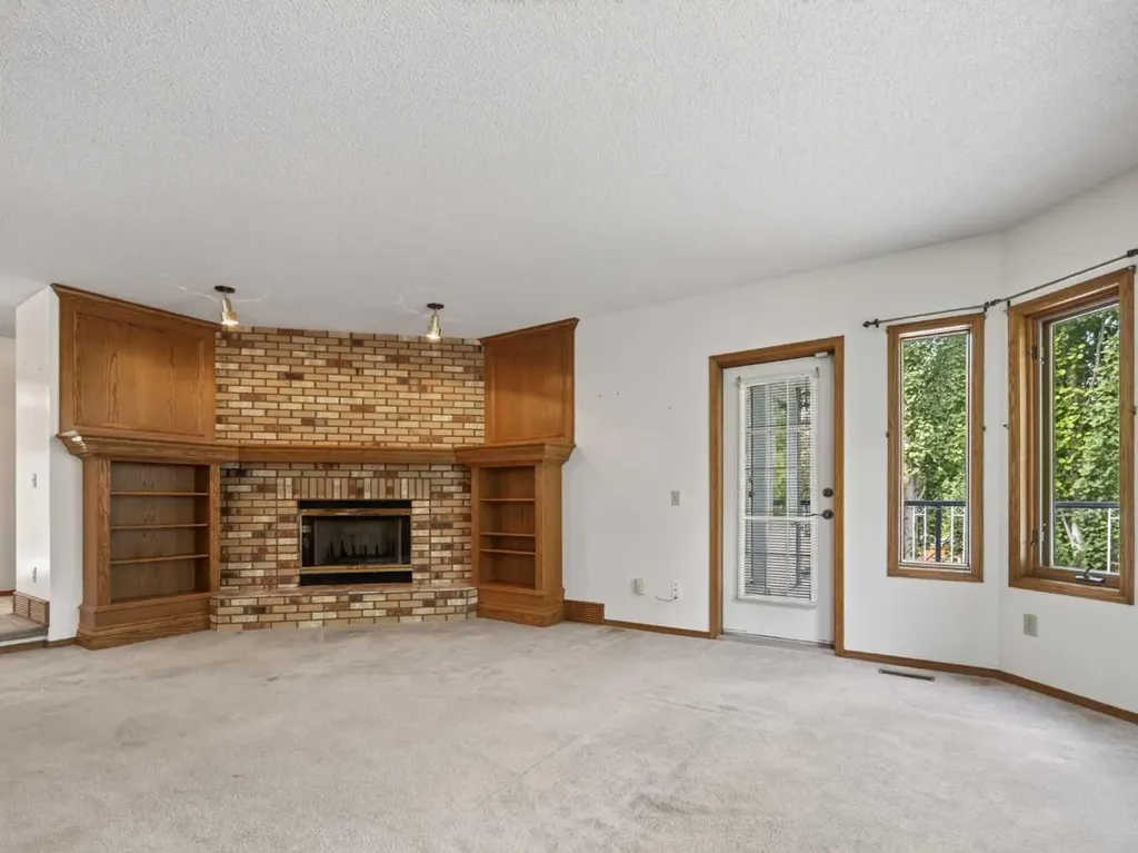 92 Scandia Hill NW Calgary AB T3L 1T9