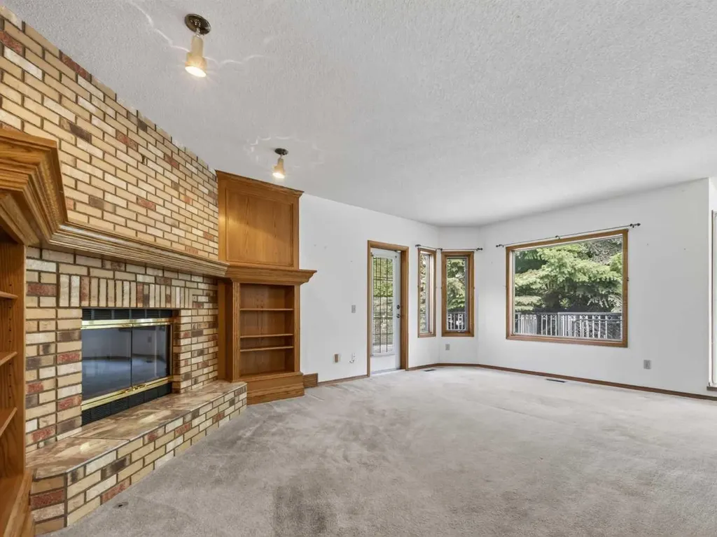 92 Scandia Hill NW Calgary AB T3L 1T9