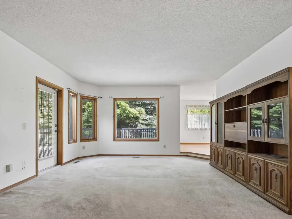 92 Scandia Hill NW Calgary AB T3L 1T9