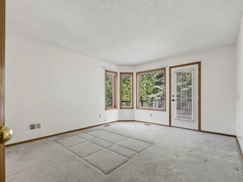 92 Scandia Hill NW Calgary AB T3L 1T9