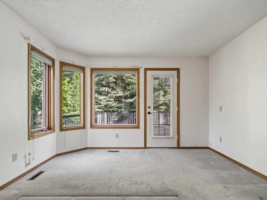 92 Scandia Hill NW Calgary AB T3L 1T9