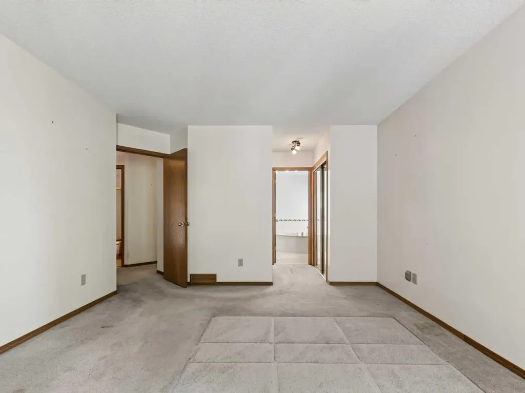 92 Scandia Hill NW Calgary AB T3L 1T9