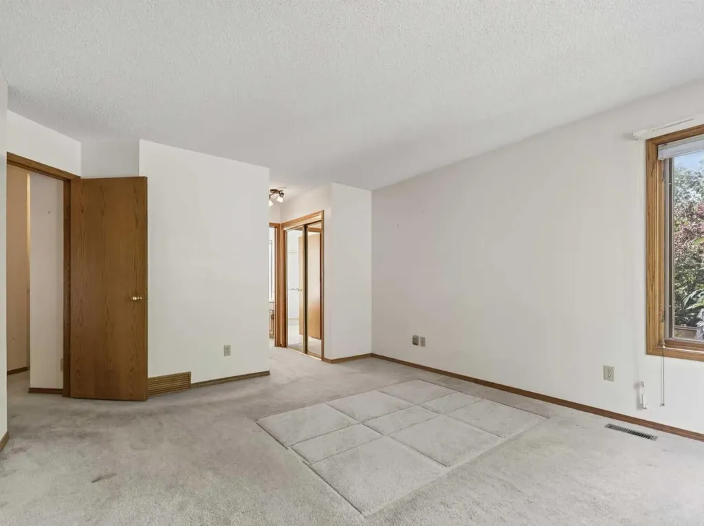 92 Scandia Hill NW Calgary AB T3L 1T9
