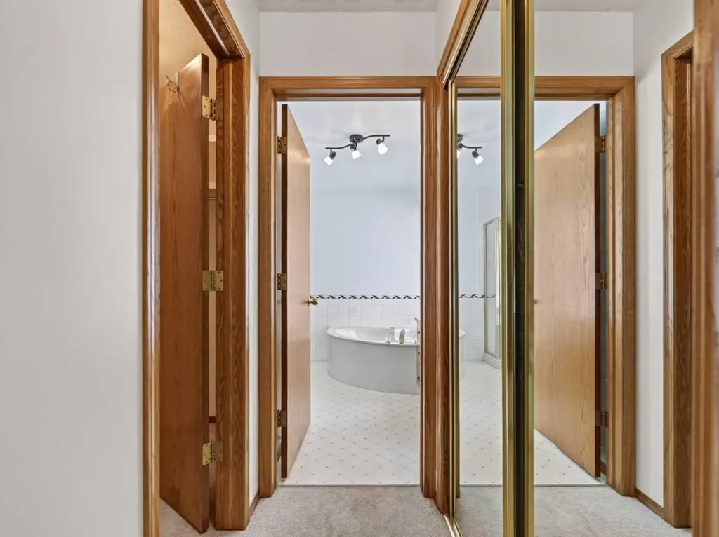 92 Scandia Hill NW Calgary AB T3L 1T9