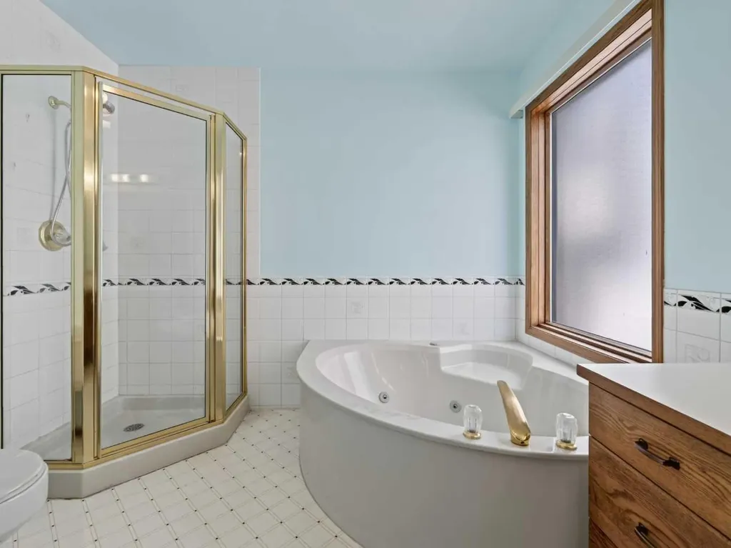 92 Scandia Hill NW Calgary AB T3L 1T9