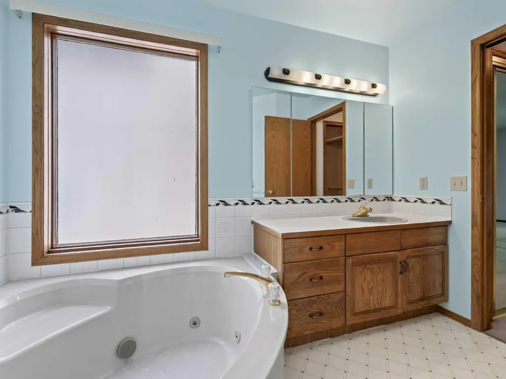 92 Scandia Hill NW Calgary AB T3L 1T9