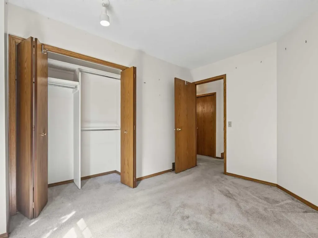 92 Scandia Hill NW Calgary AB T3L 1T9
