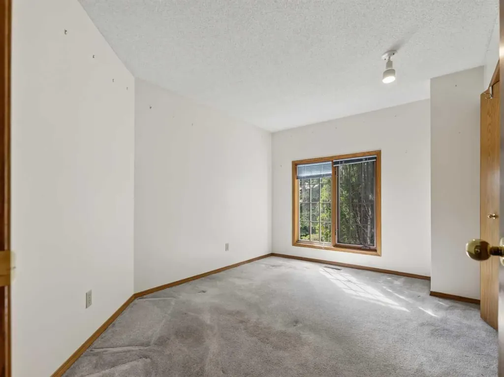 92 Scandia Hill NW Calgary AB T3L 1T9