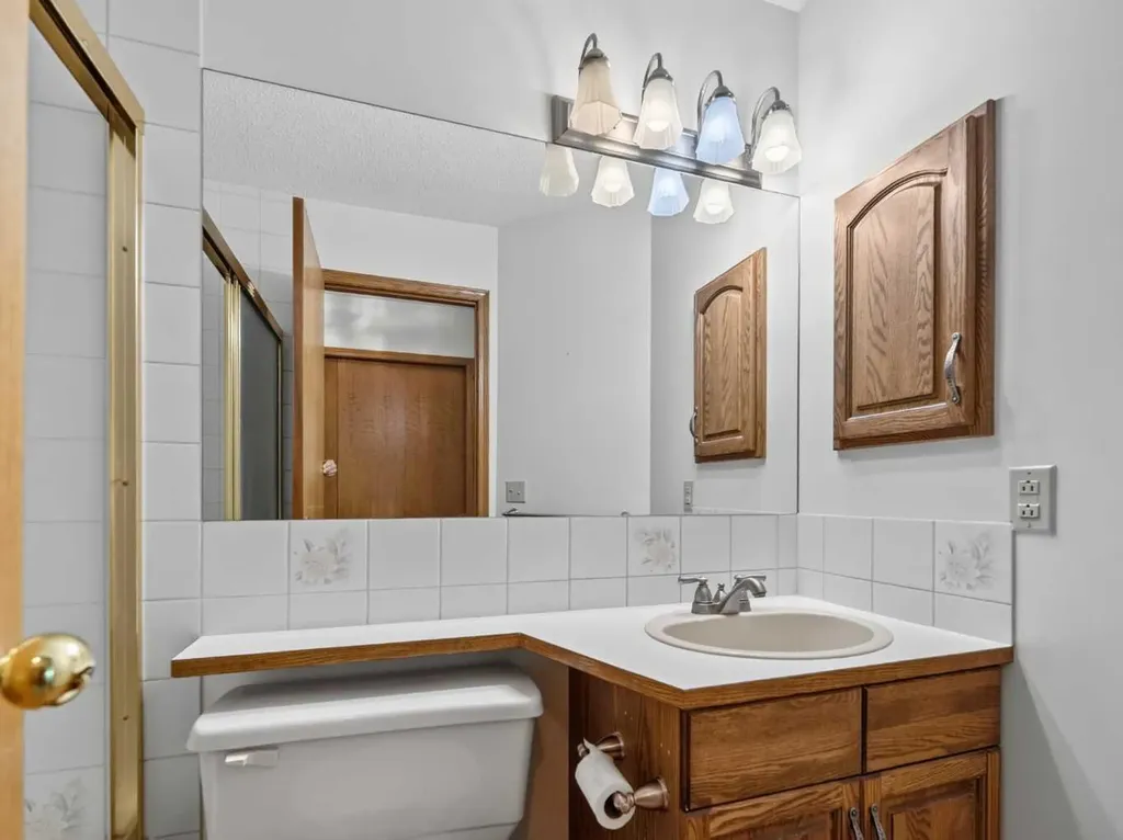92 Scandia Hill NW Calgary AB T3L 1T9
