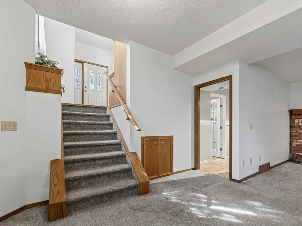 92 Scandia Hill NW Calgary AB T3L 1T9