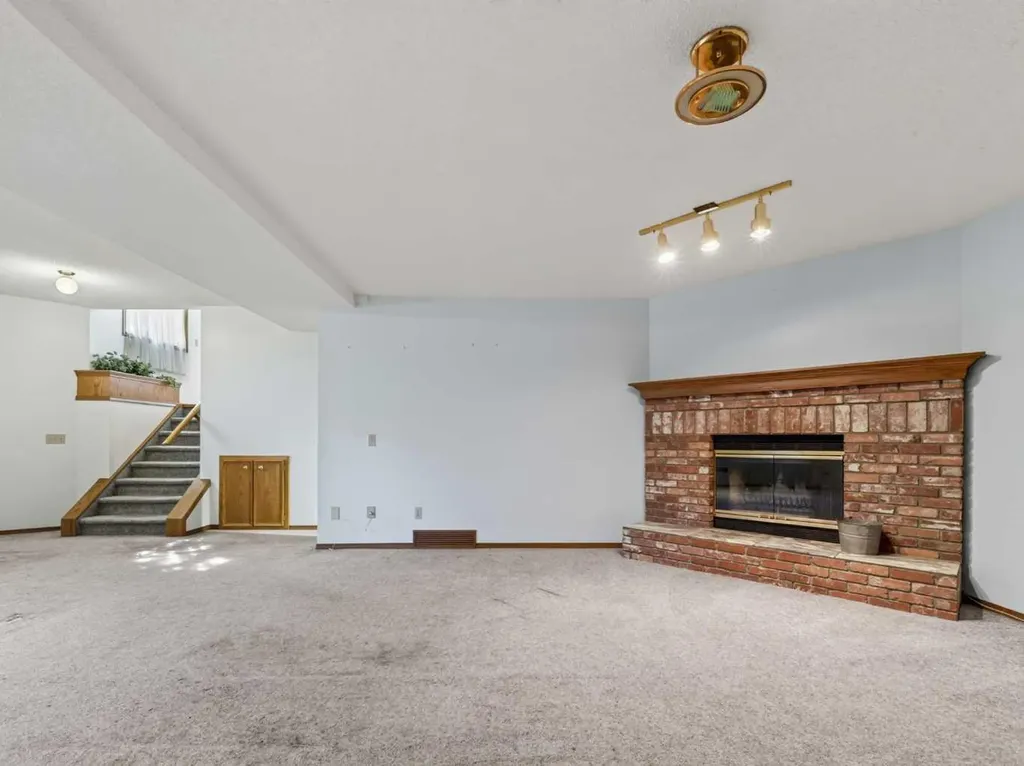 92 Scandia Hill NW Calgary AB T3L 1T9