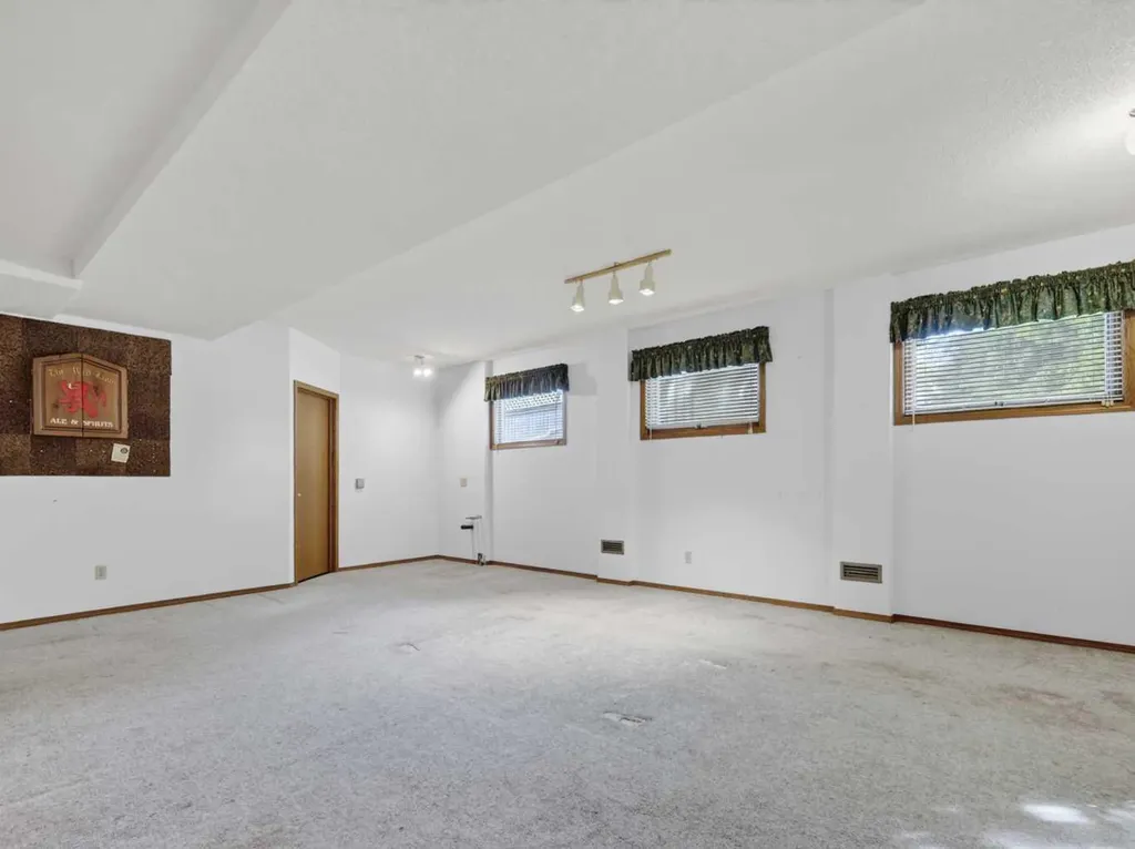 92 Scandia Hill NW Calgary AB T3L 1T9