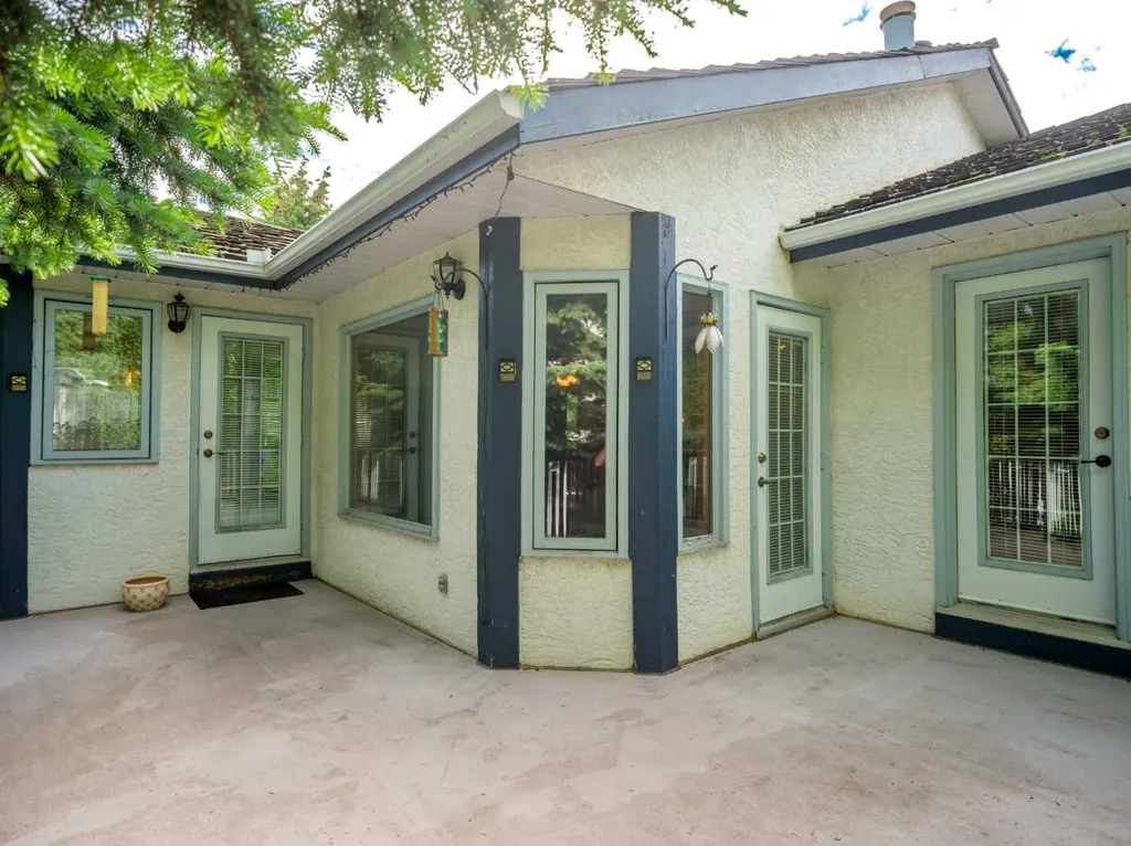 92 Scandia Hill NW Calgary AB T3L 1T9