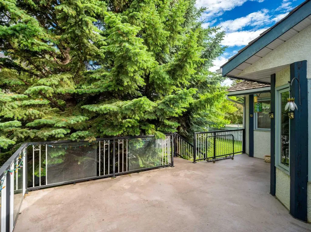 92 Scandia Hill NW Calgary AB T3L 1T9
