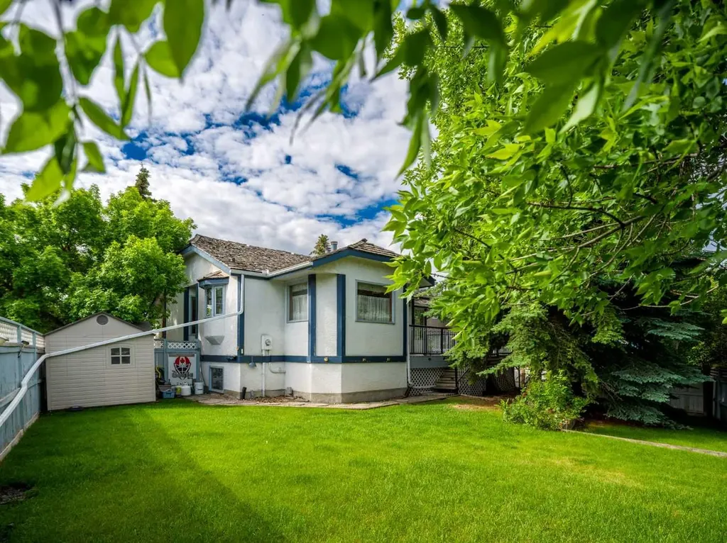 92 Scandia Hill NW Calgary AB T3L 1T9