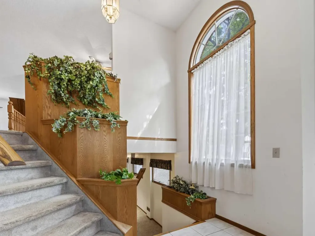 92 Scandia Hill NW Calgary AB T3L 1T9
