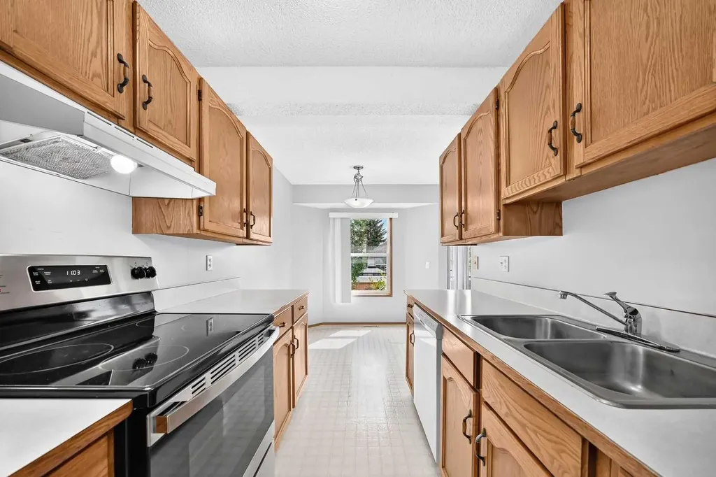 34 Shawinigan Lane SW Calgary AB T2Y 2B5