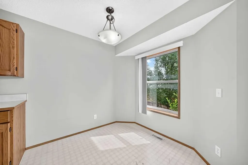 34 Shawinigan Lane SW Calgary AB T2Y 2B5
