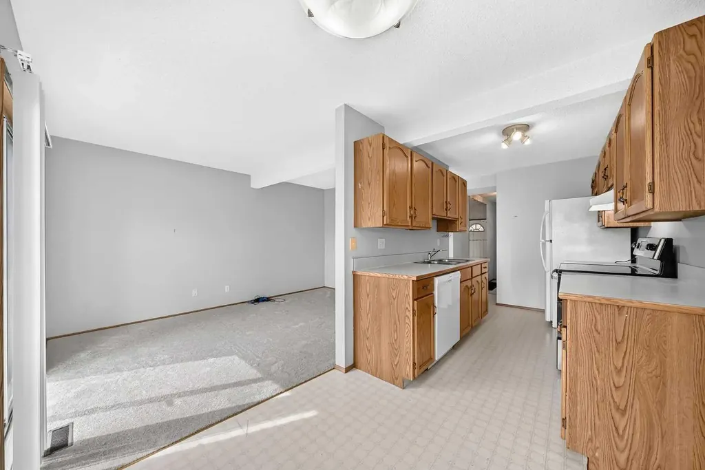 34 Shawinigan Lane SW Calgary AB T2Y 2B5