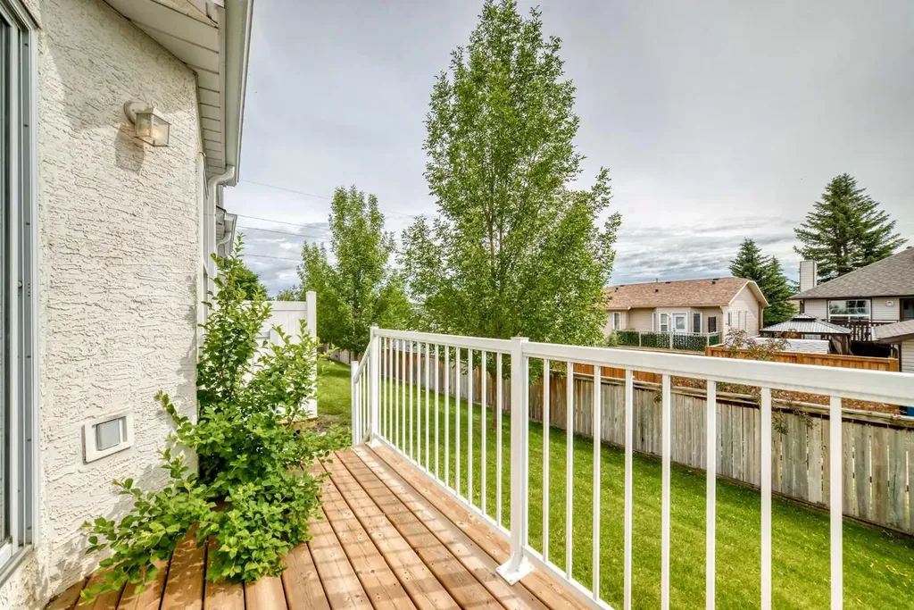 34 Shawinigan Lane SW Calgary AB T2Y 2B5