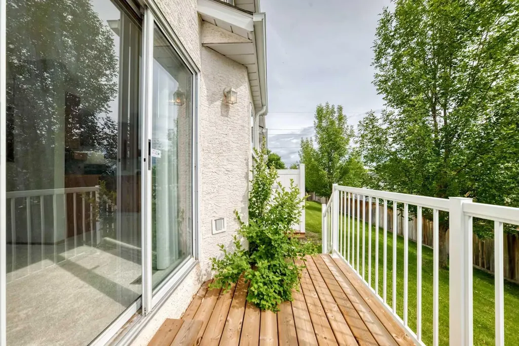 34 Shawinigan Lane SW Calgary AB T2Y 2B5