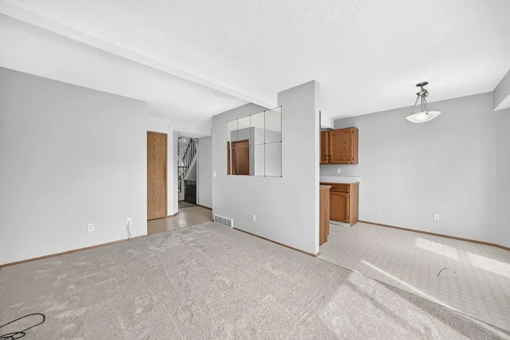 34 Shawinigan Lane SW Calgary AB T2Y 2B5