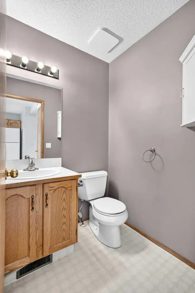 34 Shawinigan Lane SW Calgary AB T2Y 2B5