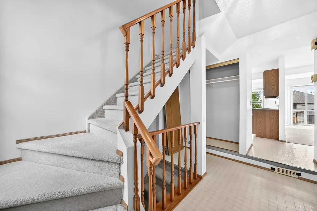 34 Shawinigan Lane SW Calgary AB T2Y 2B5