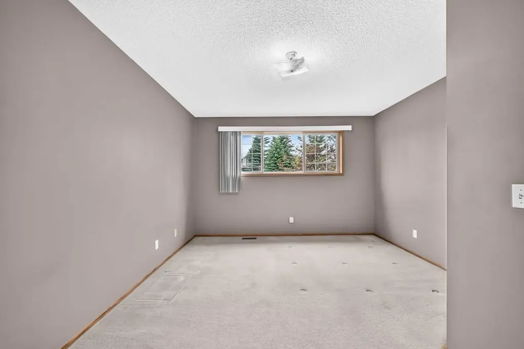 34 Shawinigan Lane SW Calgary AB T2Y 2B5