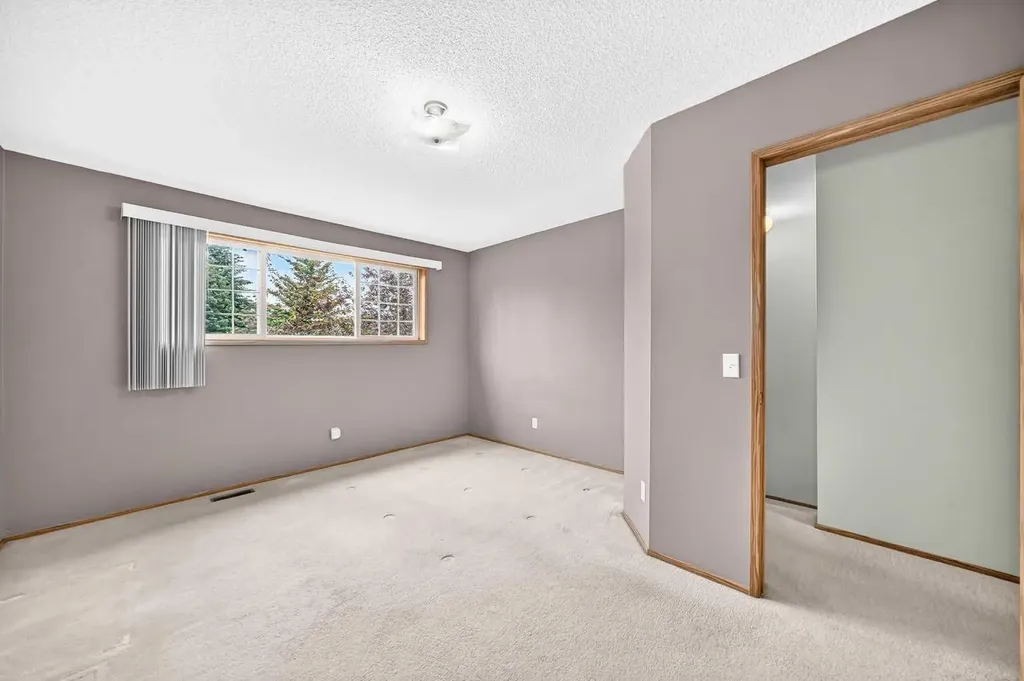 34 Shawinigan Lane SW Calgary AB T2Y 2B5