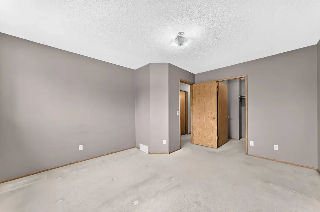 34 Shawinigan Lane SW Calgary AB T2Y 2B5