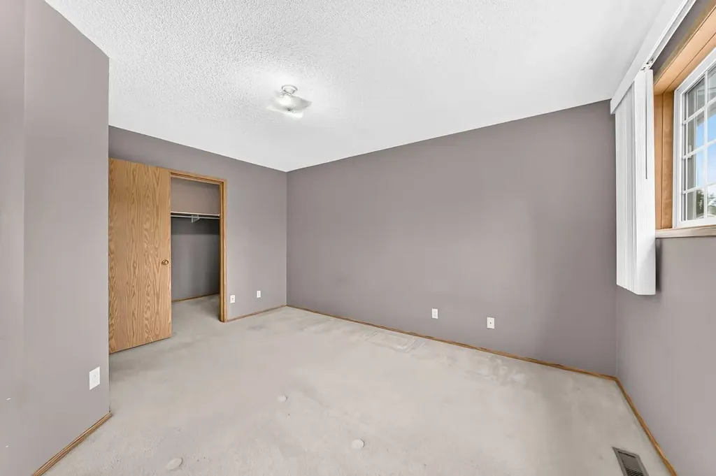34 Shawinigan Lane SW Calgary AB T2Y 2B5