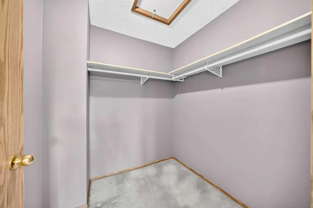 34 Shawinigan Lane SW Calgary AB T2Y 2B5