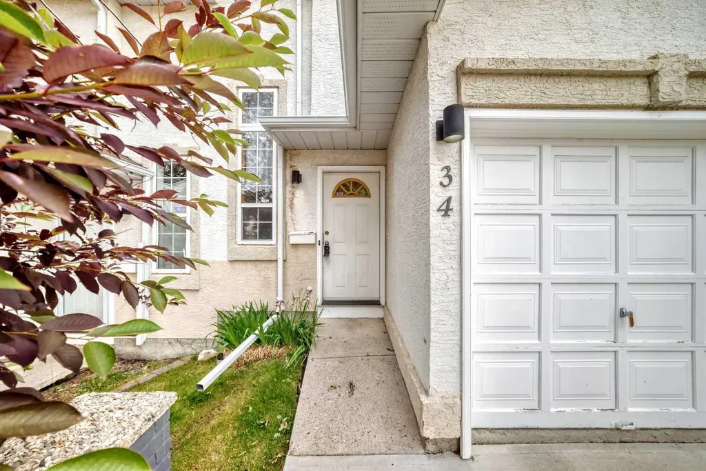 34 Shawinigan Lane SW Calgary AB T2Y 2B5