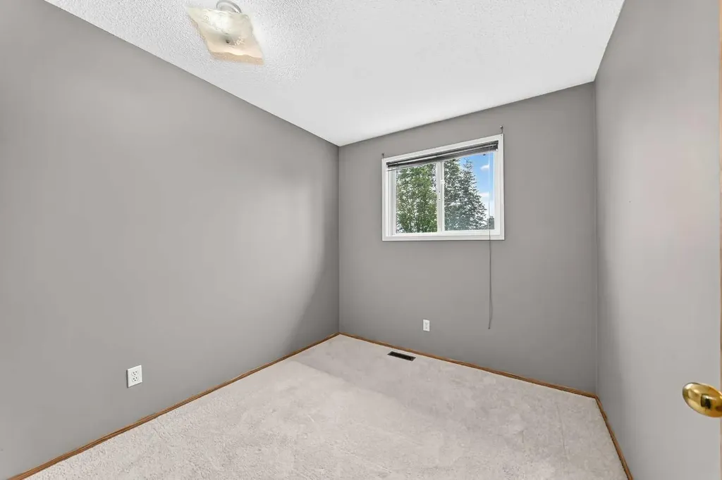 34 Shawinigan Lane SW Calgary AB T2Y 2B5