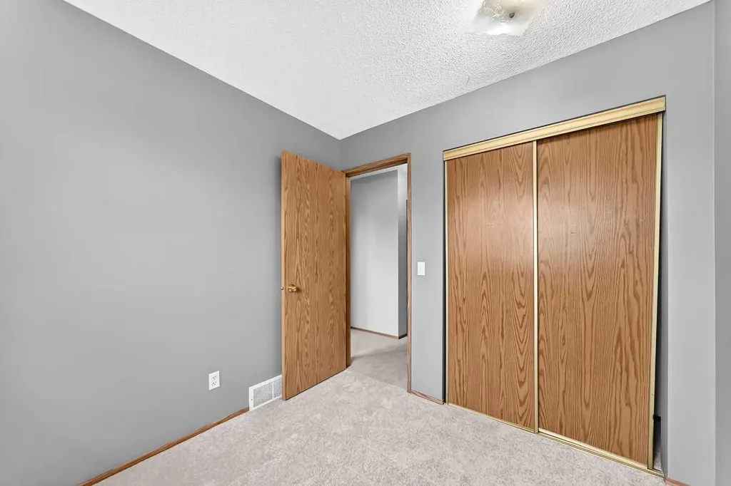 34 Shawinigan Lane SW Calgary AB T2Y 2B5
