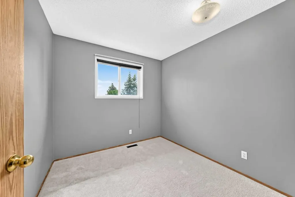 34 Shawinigan Lane SW Calgary AB T2Y 2B5