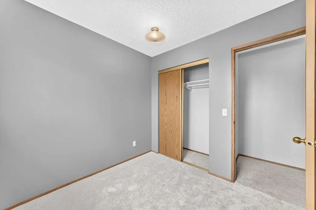 34 Shawinigan Lane SW Calgary AB T2Y 2B5