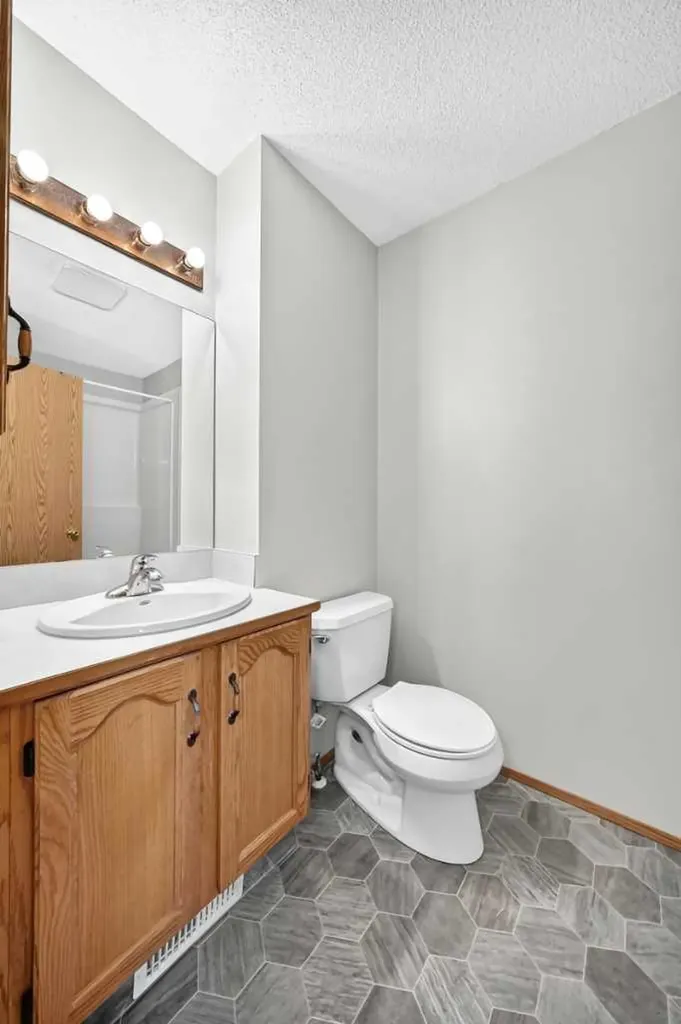 34 Shawinigan Lane SW Calgary AB T2Y 2B5